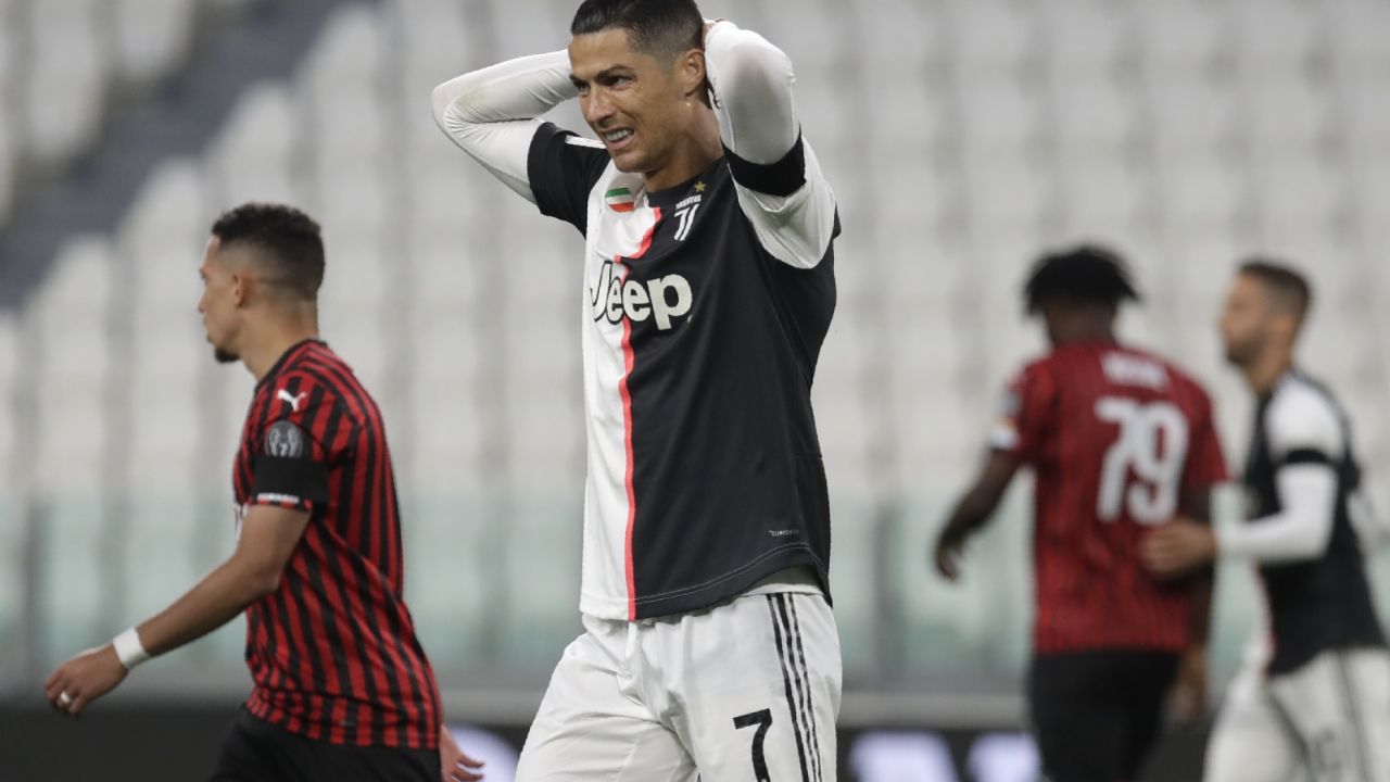 CR7 luce oxidado, falla penal en regreso del futbol a Italia, pero Juventus avanza