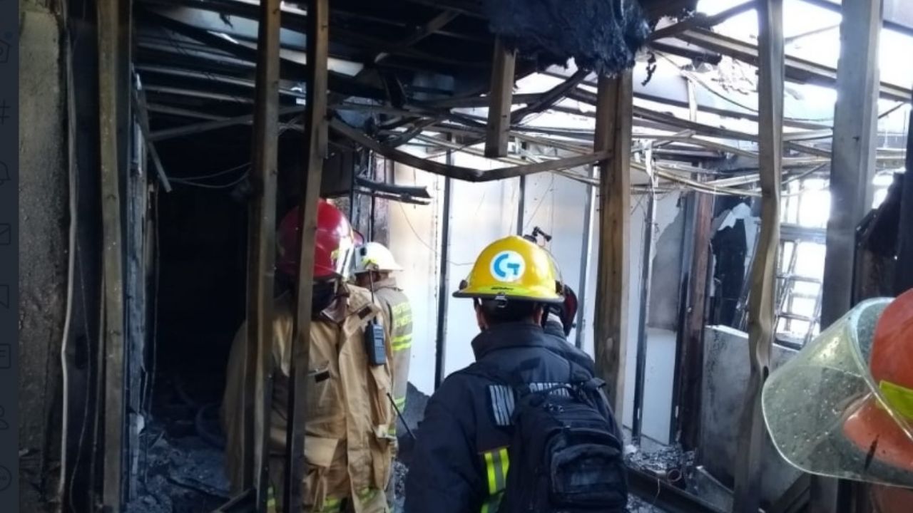 Muere una persona calcinada en el voraz incendio de un hotel en Zapopan
