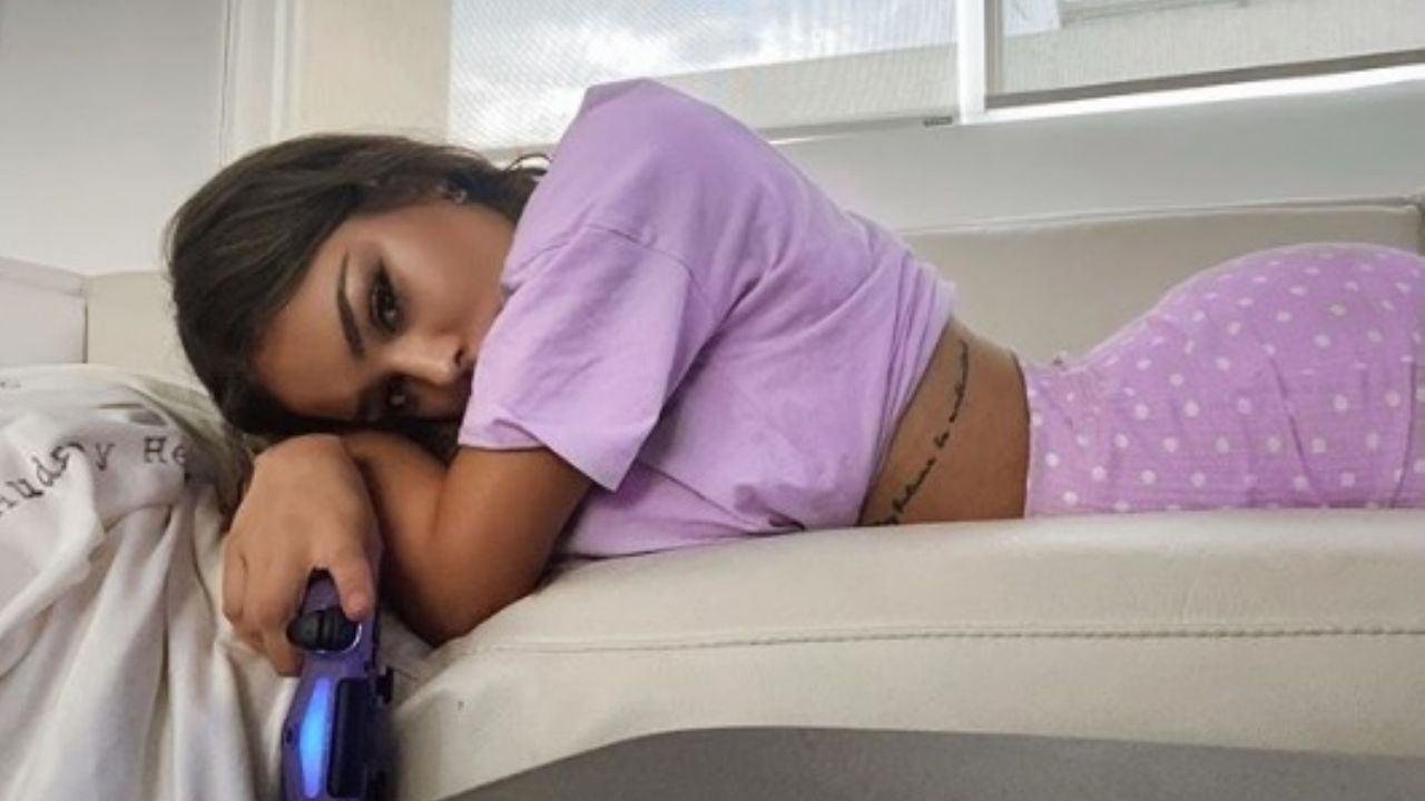 Danna Paola presume su figura con sensual pose en lencería: “Sola y sin prisa”