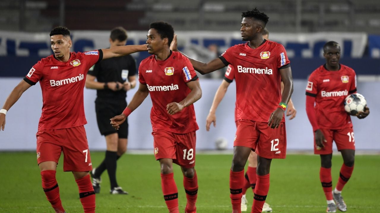 Leverkusen rescata empate con autogol y se acerca al podio de la Bundesliga