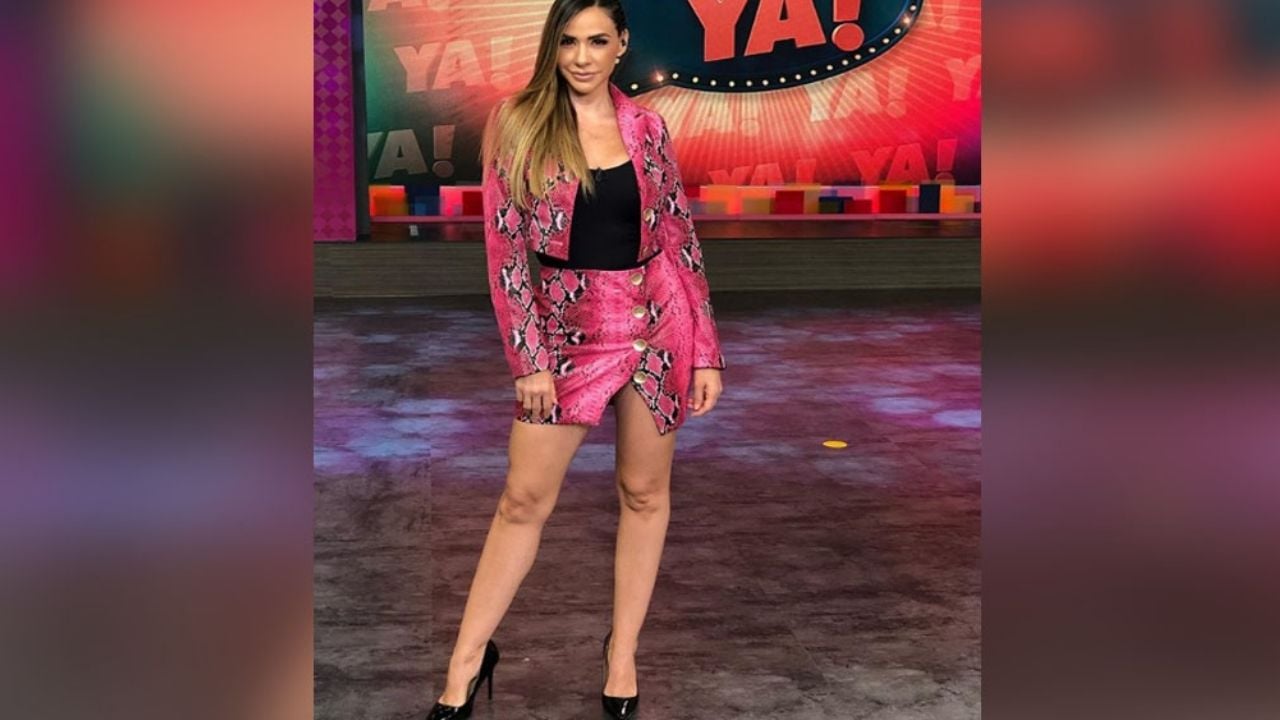 Joselyn Juncal presume sus encantos delanteros para invitar una taza de café