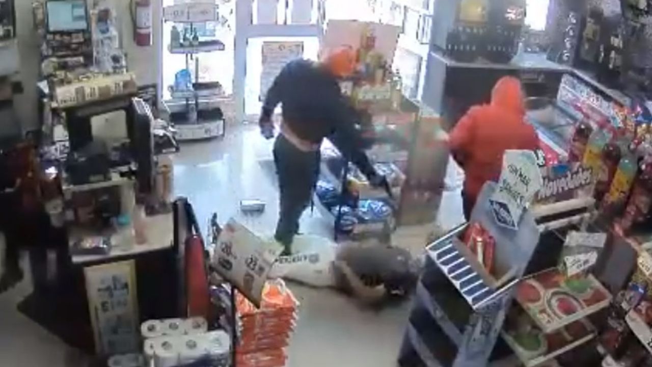 FUERTES IMÁGENES: Acribillan a hombre mientras hacía fila en tienda de conveniencia