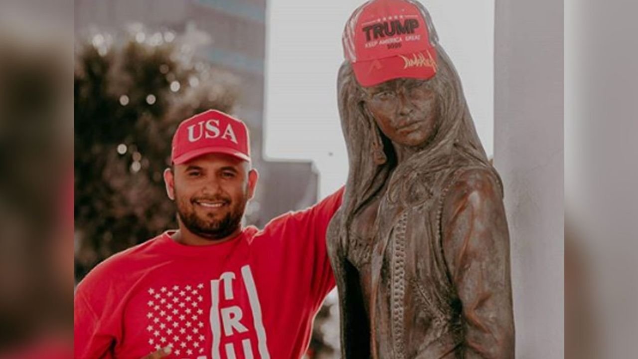 Familia Quintanilla habla sobre el sujeto que puso gorra de Trump a estatua de Selena