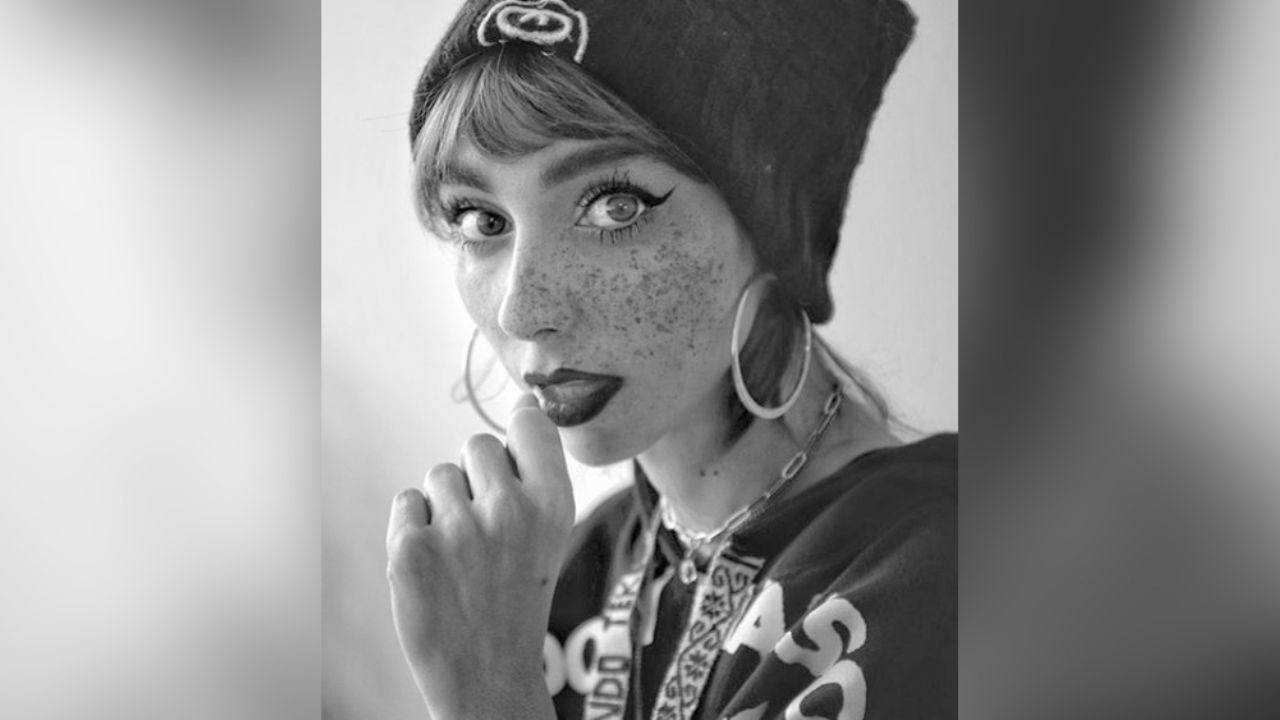 Como una sensual vaquera, Natalia Téllez enloquece a fans frente al espejo