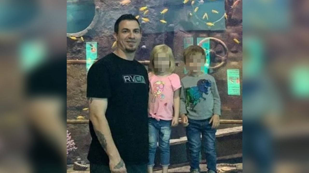 Padre olvida a sus hijos por horas en un auto; ahora enfrenta cargos por asesinato