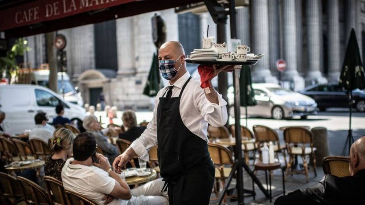 París vuelve a la normalidad: Restauranteros reabren las puertas a sus clientes