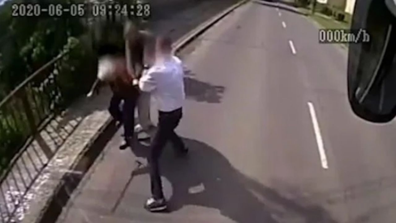 VIDEO: Chofer detiene su camión para salvar a una ‘abuelita’ de un asalto