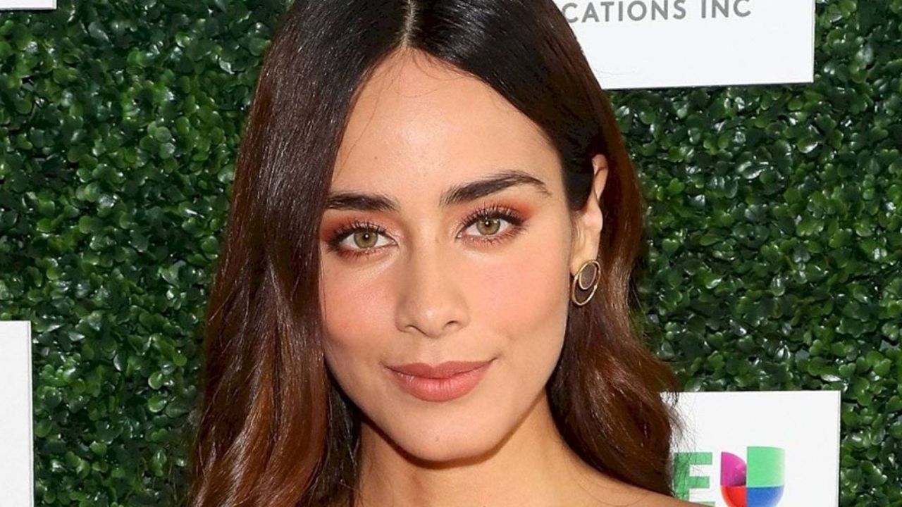 Esmeralda Pimentel no espera al estilista y ella misma se cambia de ‘look’