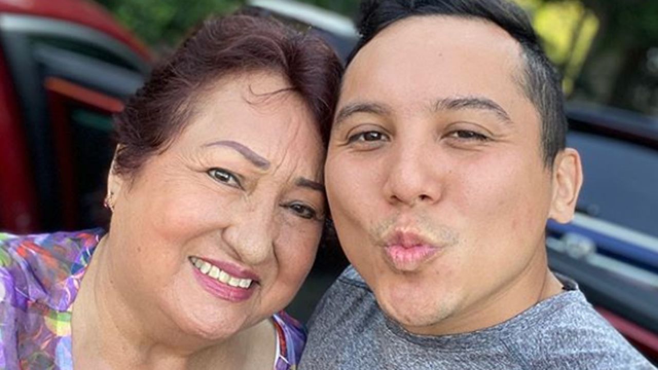 VIDEO: Edwin Luna se olvida de las polémicas y presume a su madre y hermanos