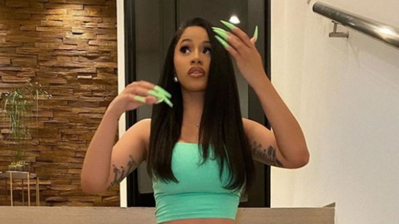 Cardi B deja al desnudo la mitad de su cuerpo para mostrar doloroso retoque de un tatuaje