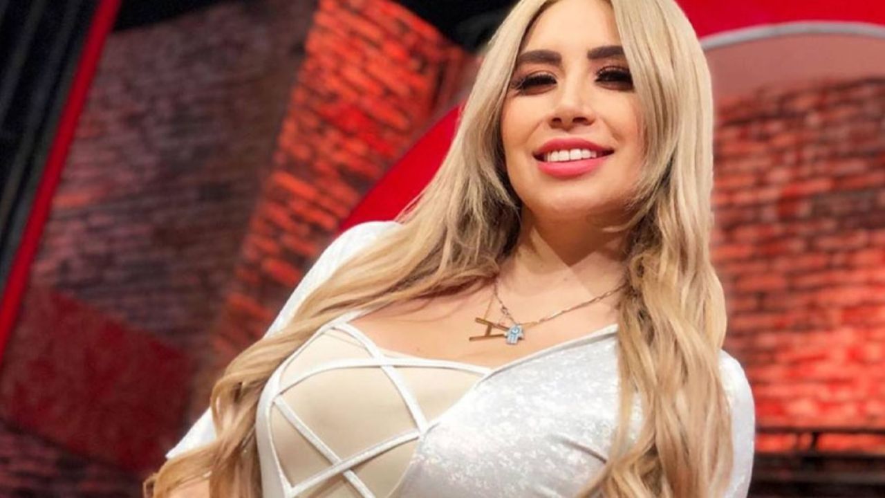 ‘La Bebeshita’ luce extravagante ‘look’ en el regreso de ‘Enamorándonos’