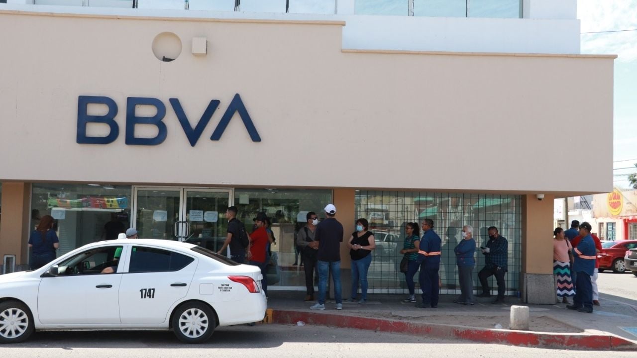 Sonora: Protección Civil busca ayudar a ciudadanos que sufren por las largas filas en bancos