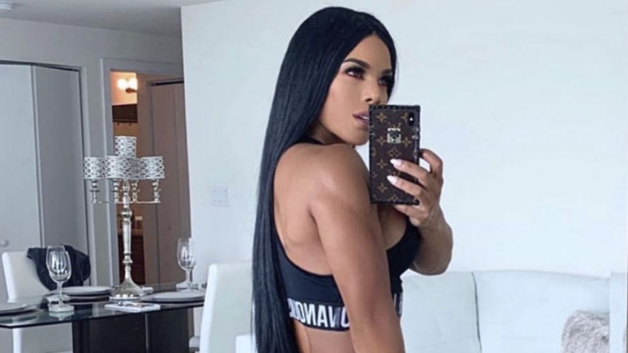 Yarishna Ayala se pone su atuendo más ajustado y lo luce durante su rutina