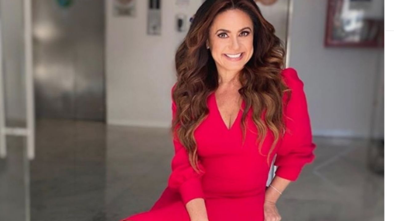 Penélope Menchaca derrocha pasión con su sensual llegada triunfal a ‘Enamorándonos’