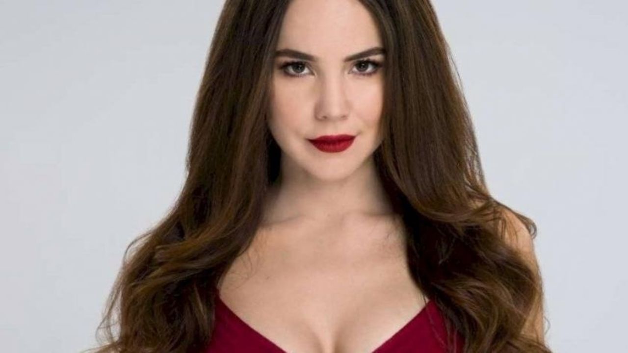 Camila Sodi derrocha sensualidad al lucir sus increíbles curvas en transparente vestido
