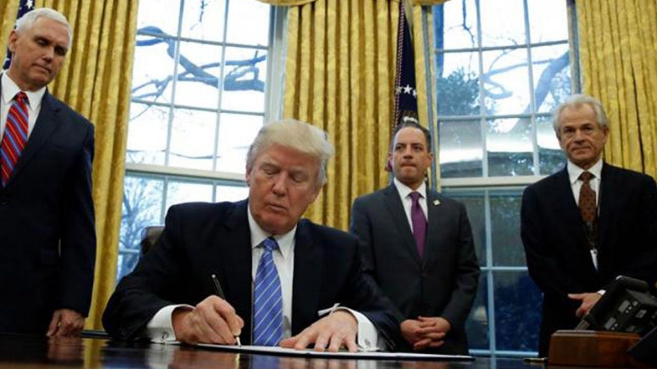 Trump pone fin al abuso policial al prohibir llaves de estrangulamiento