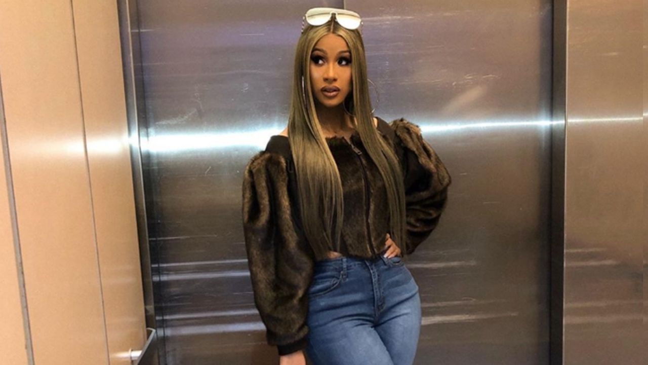 VIDEO: Cardi B presume retoque de tatuaje en calzones y frente al espejo