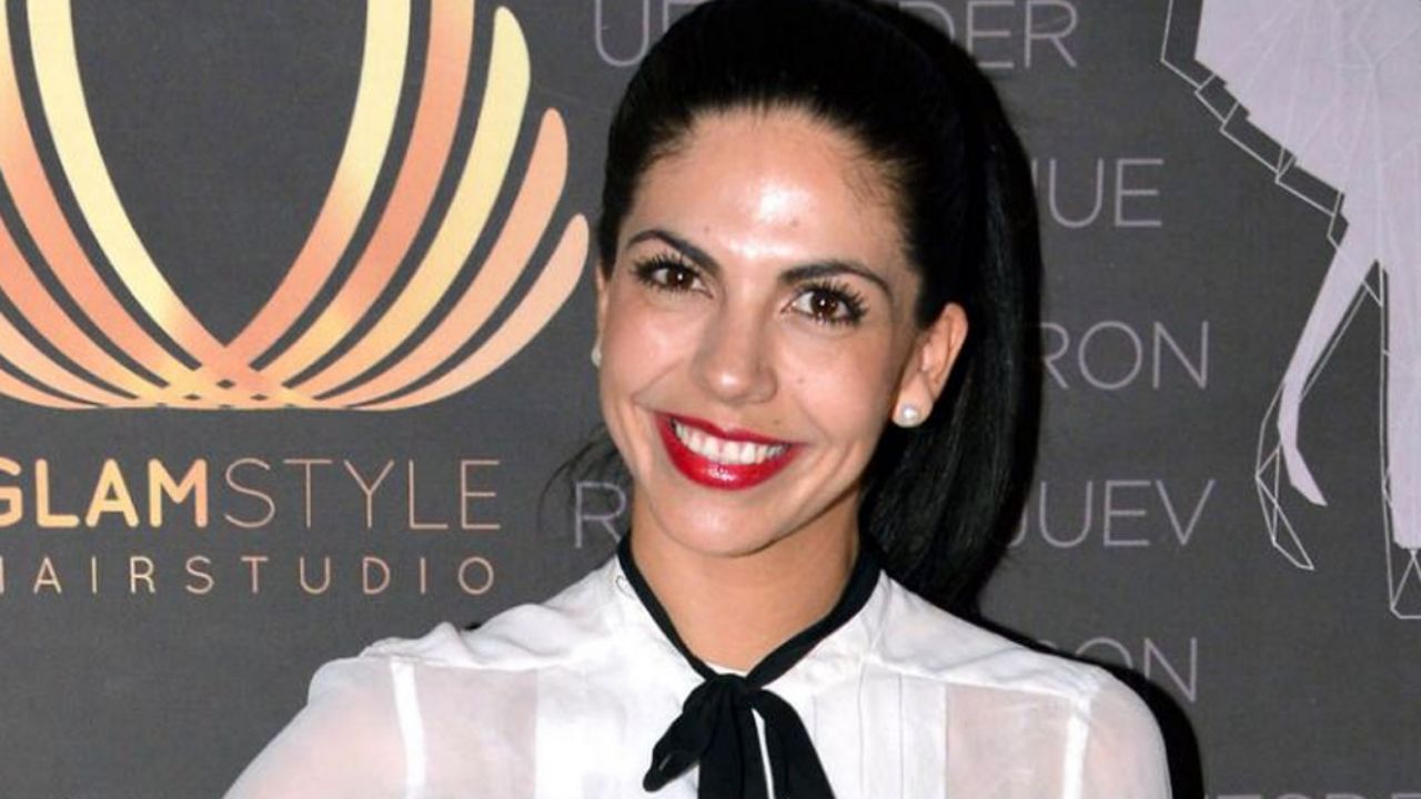 África Zavala se pone un vestido negro y presume su embarazo en Instagram