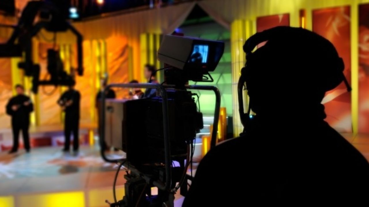 ¿Televisa o TV Azteca? Por hacer escándalo en foro, ‘corren’ a conductor de famoso matutino