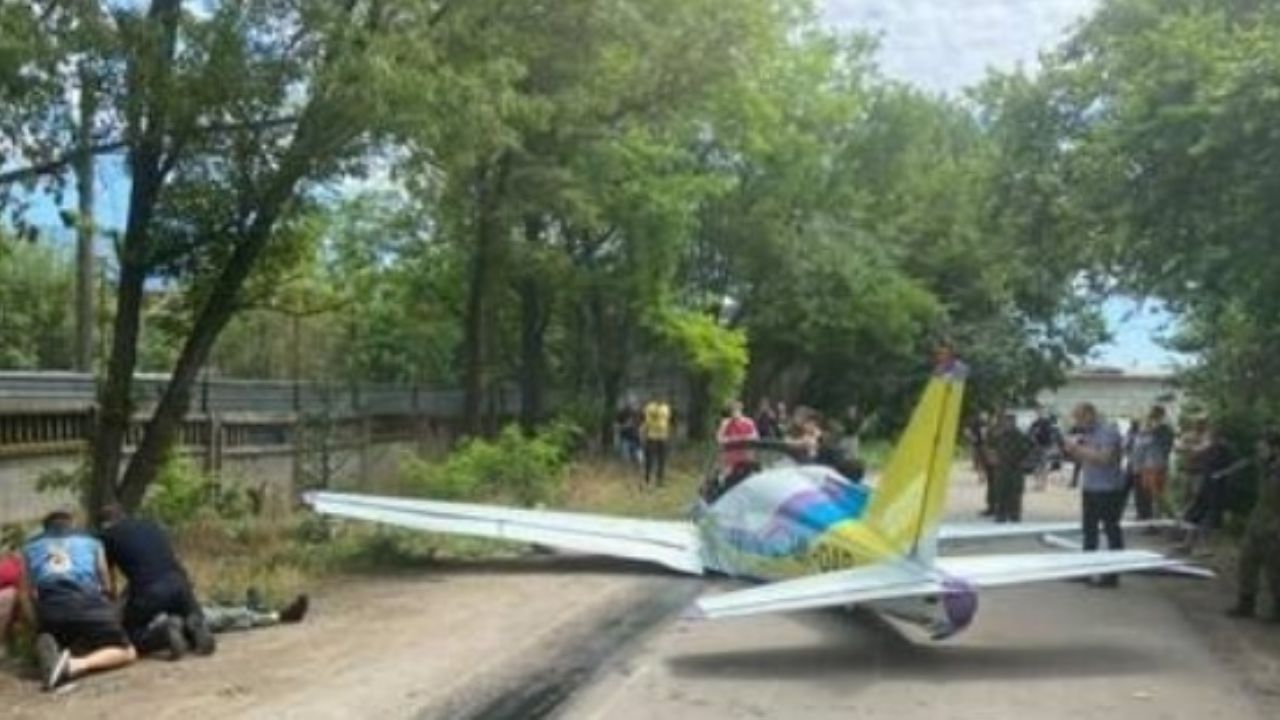 Mueren dos personas en Ucrania tras estrellarse avioneta con un supermercado