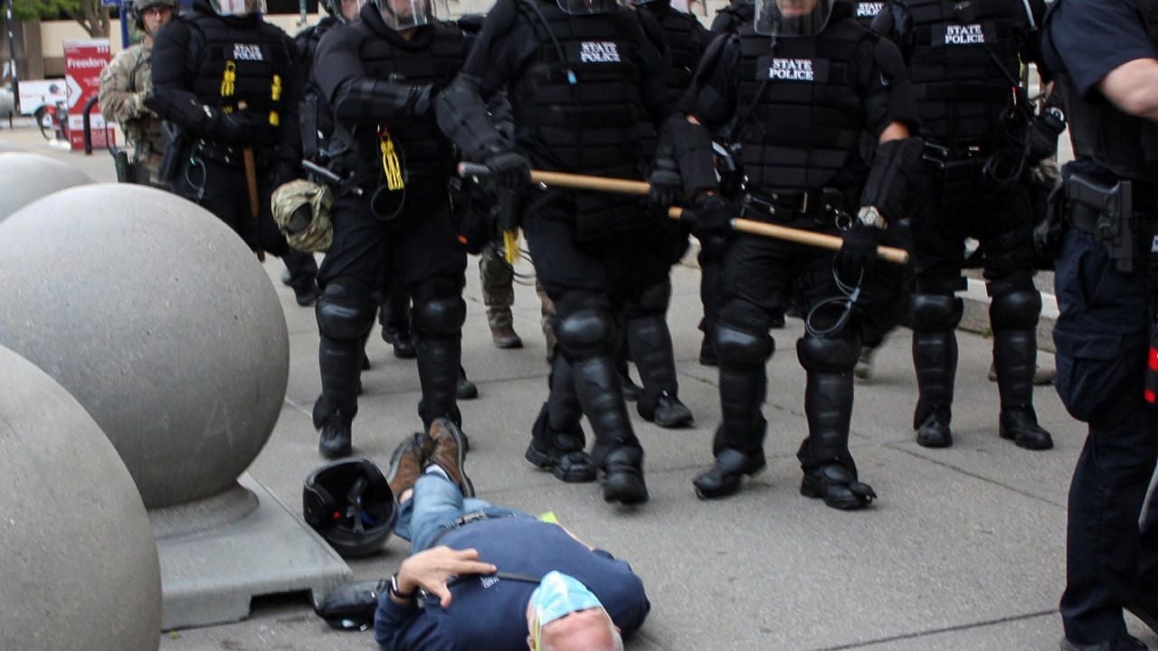 Aún sin caminar y con el cráneo fracturado, el estado del ‘abuelito’ empujado por policías durante protestas