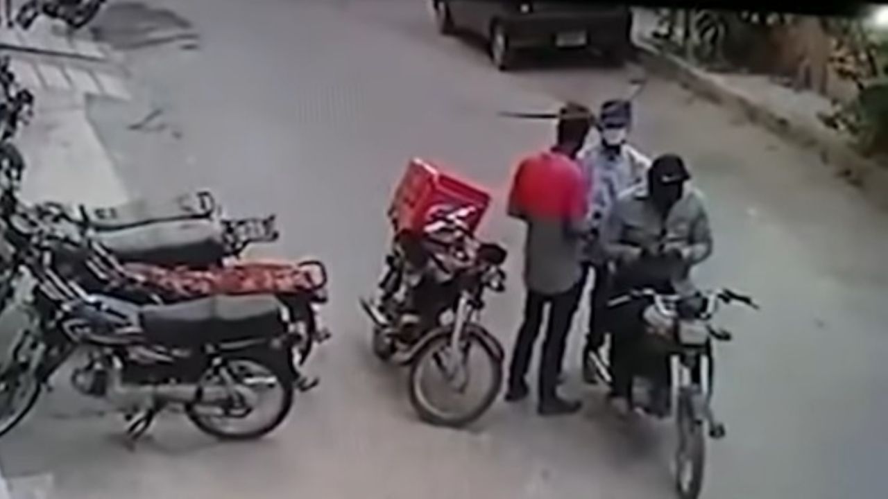 (VIDEO) Ladrones regresan pertenencias a víctima ¡y hasta lo consuelan!