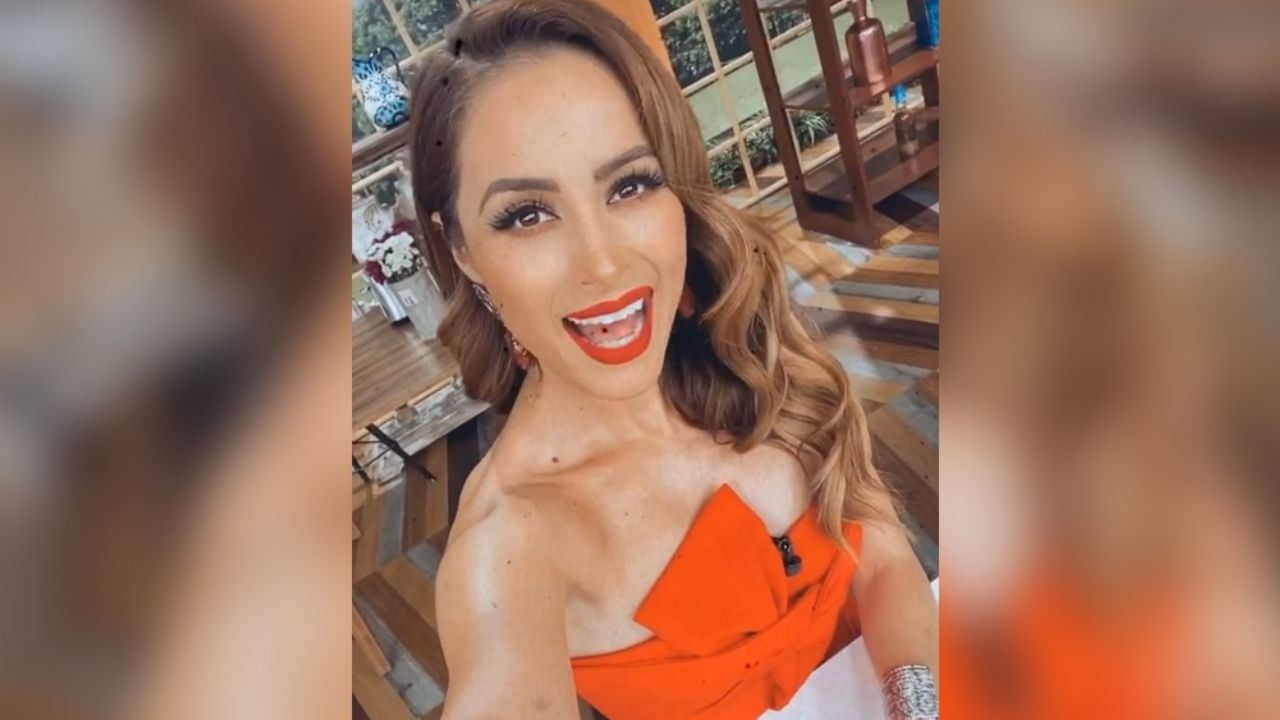 “Casi se le salen”: Tunden a Cynthia Rodríguez por enseñar de más con infartante escote en ‘VLA’