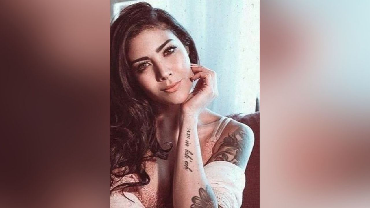 Érika Fernández presume sus habilidades para el yoga con un descarado bikini