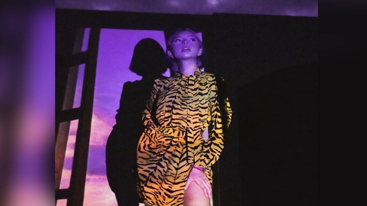 Ángela Aguilar roba corazones al aparecer con un sensacional ‘outfit’ rojo