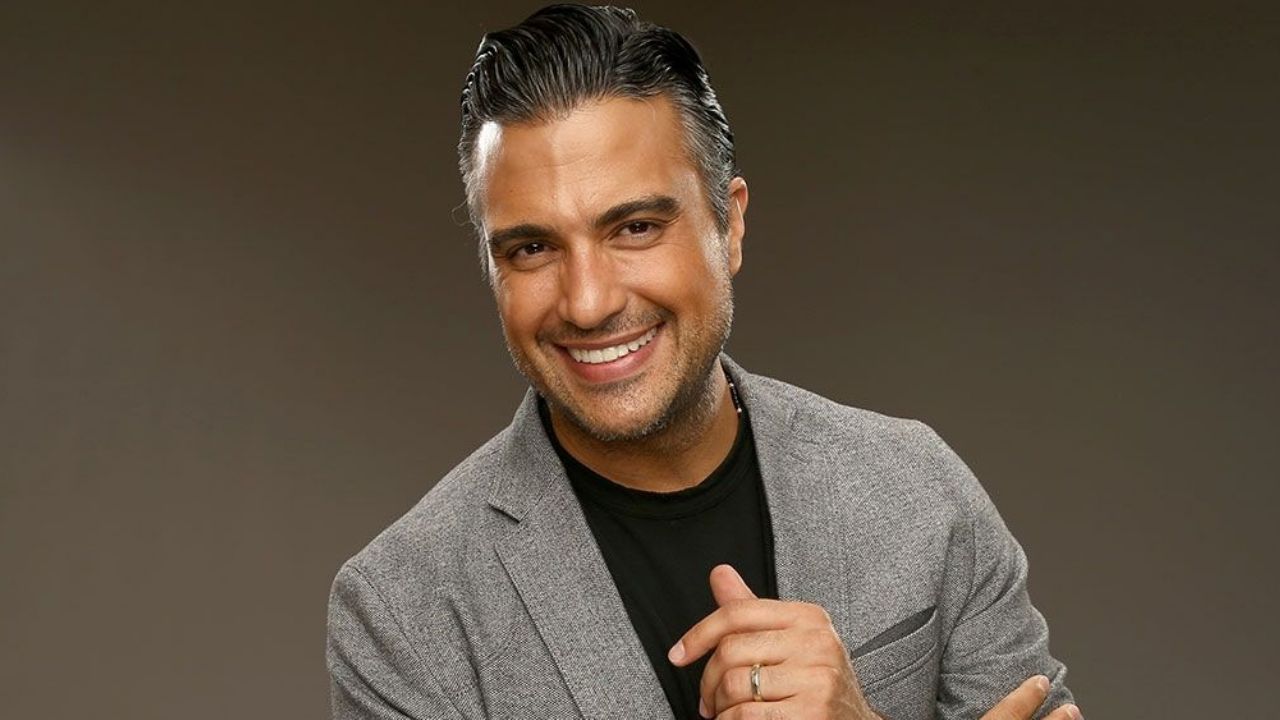 Jaime Camil prende a fan al posar totalmente desnudo para portada de revista