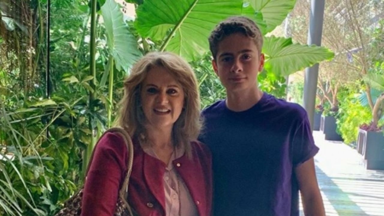 VIDEO: Erika Buenfil graba TikTok junto a su hijo y aprovecha para ponerlo a limpiar