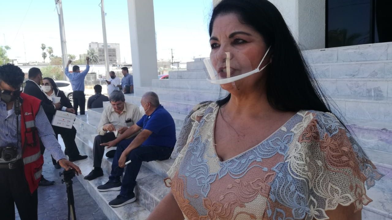 Alcaldesa de Navojoa acude al Congreso a dejar documentos para su defensa