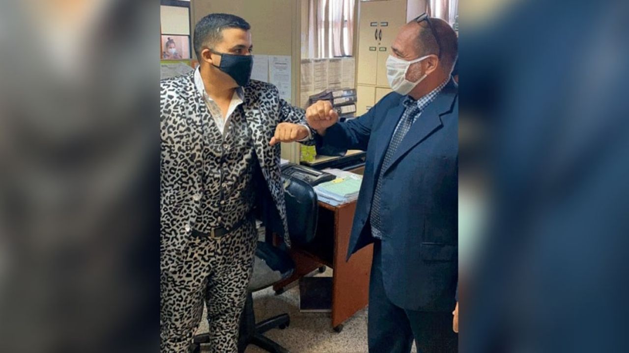 VIRAL: Abogado casi pierde su caso al no poder entrar a juicio por su vestimenta
