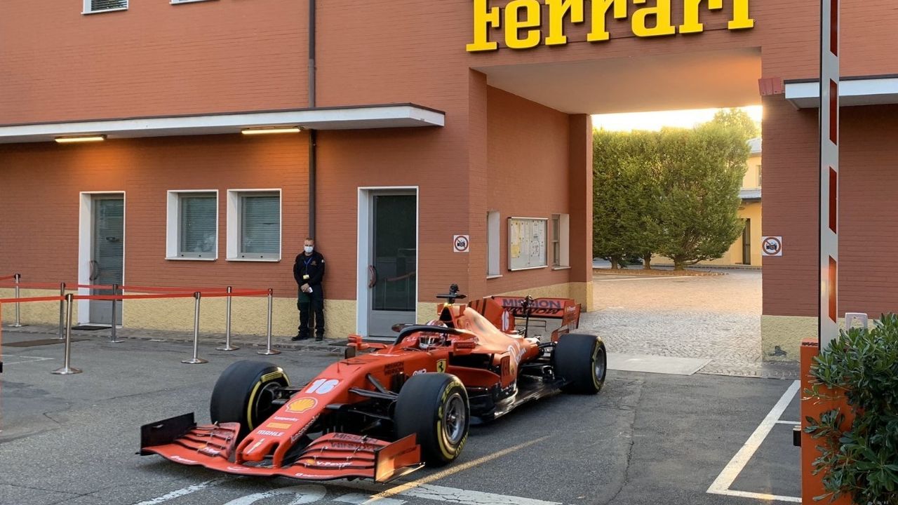 Leclerc maneja por las calles de Maranello con el Ferrari de la F1