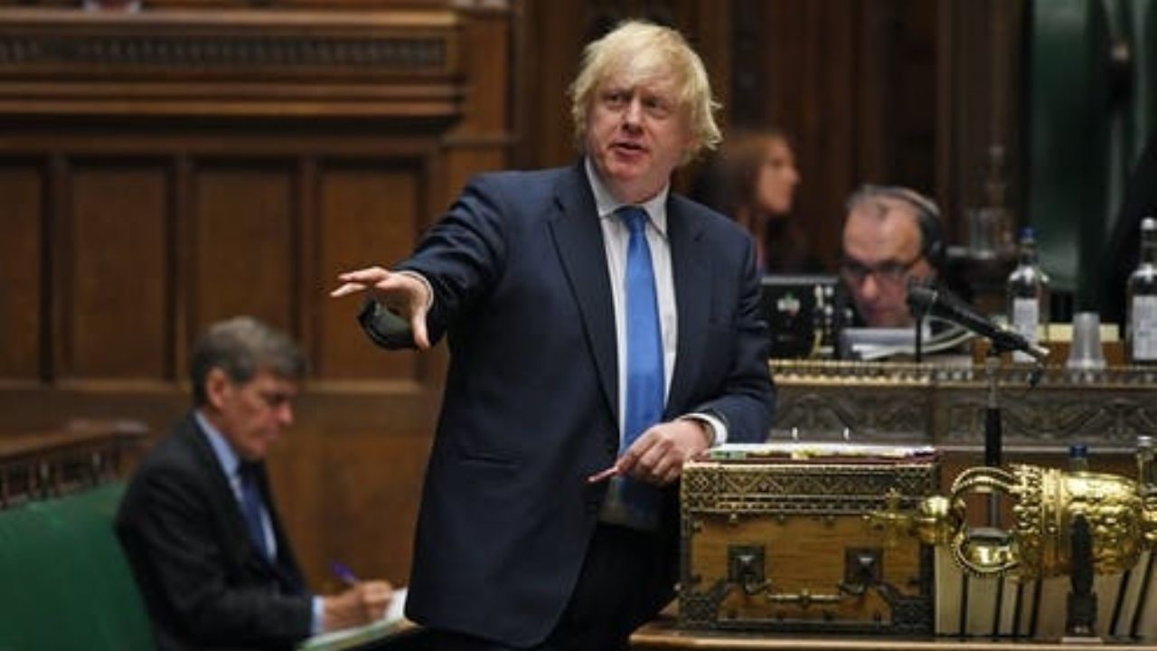VIDEO: Auto donde viajaba Boris Johnson choca en medio de una manifestación en Reino Unido