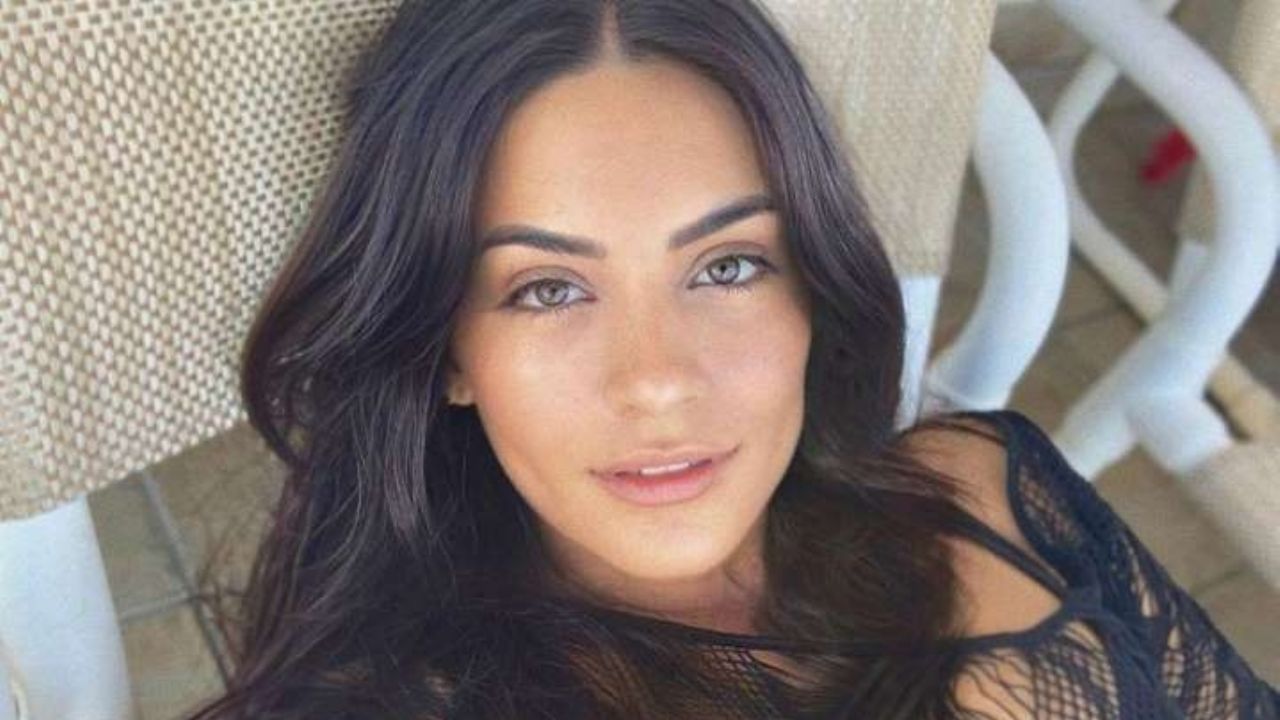 Ana Brenda sube foto ‘desgreñada’ con horrible vestido y se la ‘comen viva’: “Parece cortina de baño”