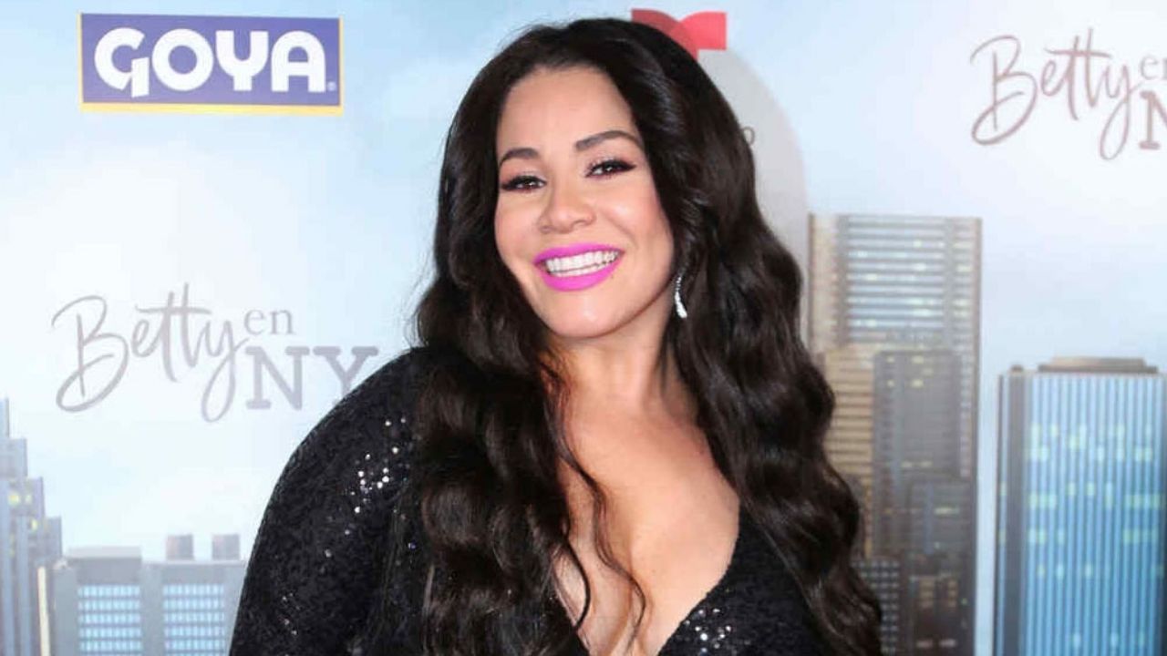 ‘La Venenosa’ sacude su descomunal figura y TikTok sucumbe ante sus encantos