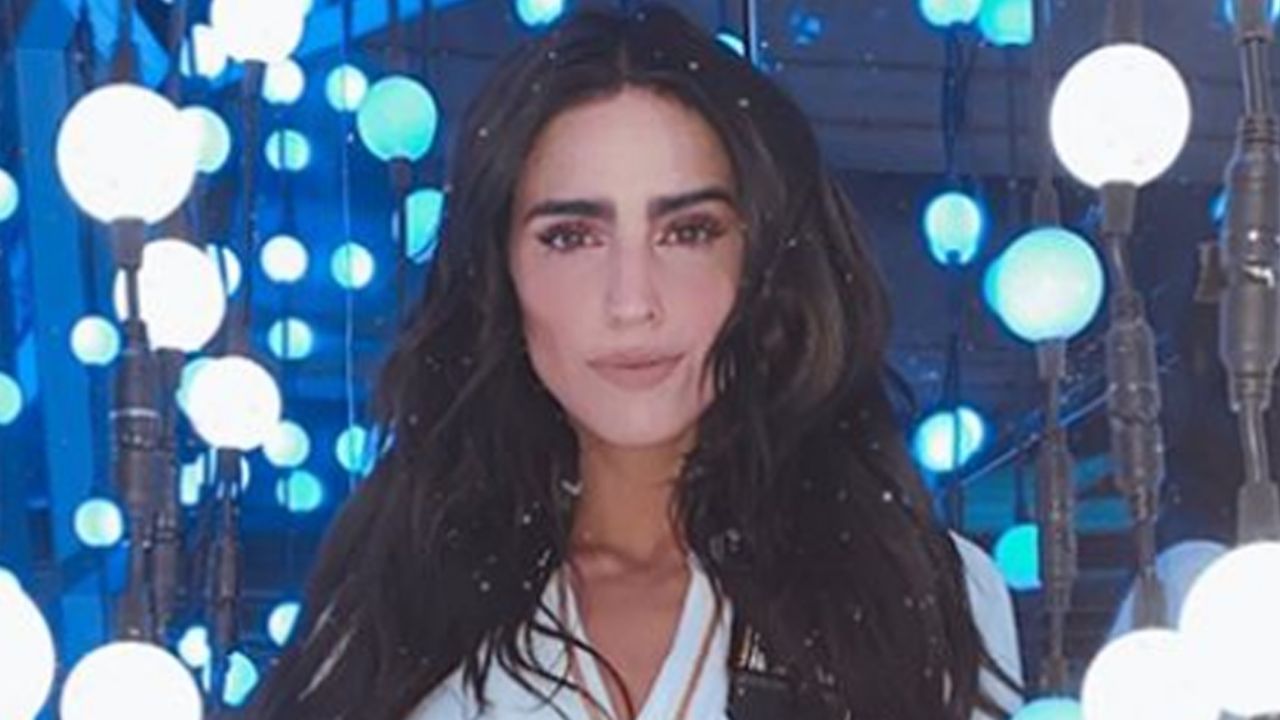 Bárbara de Regil se broncea en el patio de su casa con tremendo bikini naranja