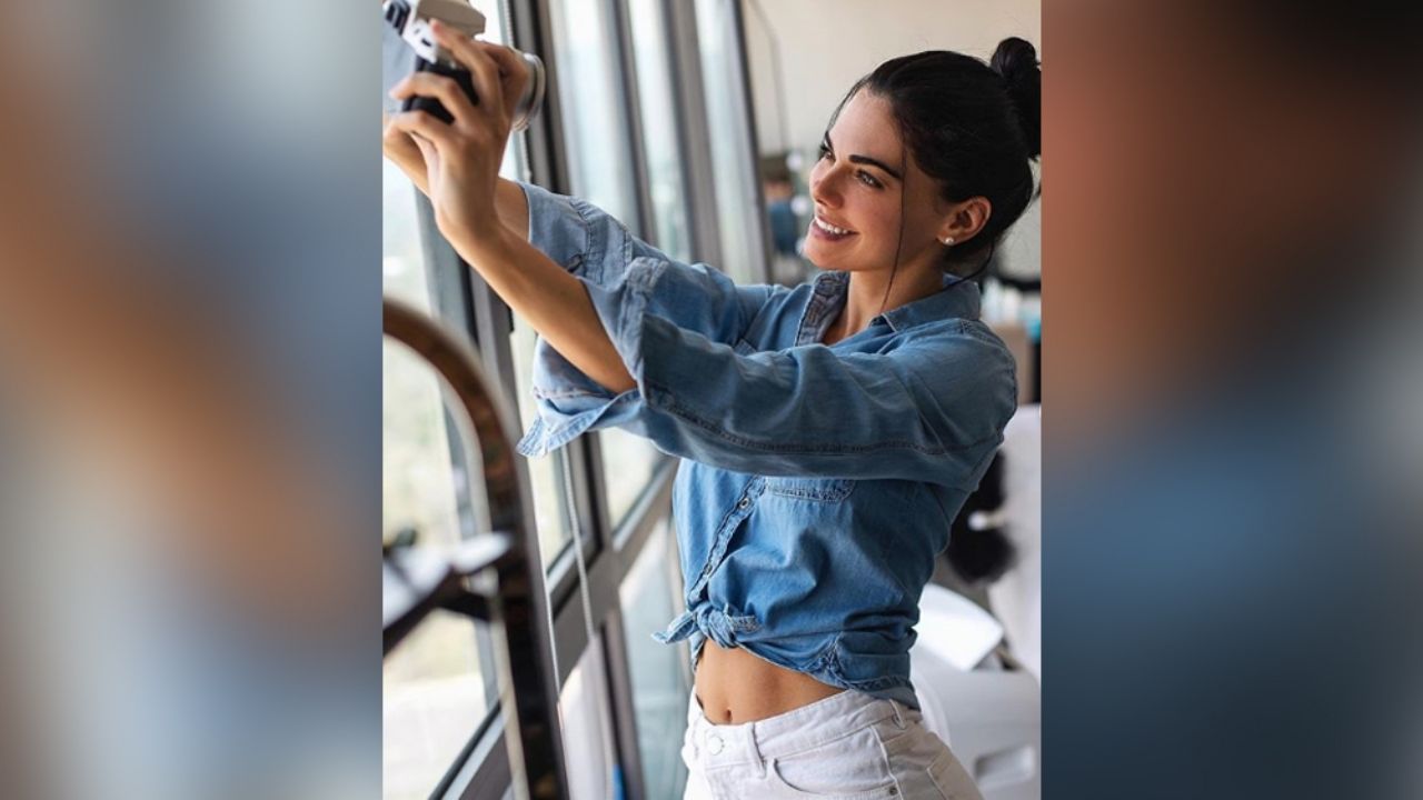 Livia Brito enamora con sensuales movimientos al modelar en diminuto vestido