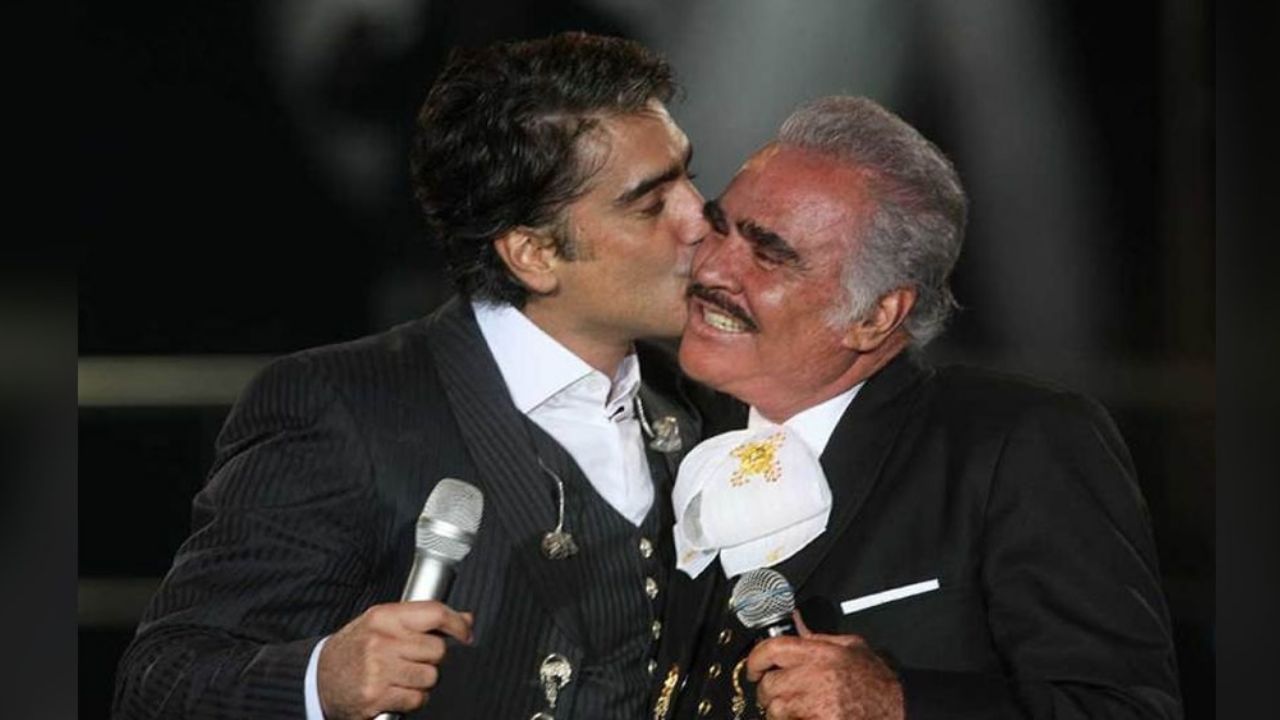 A 3 décadas de su dueto, ‘El Potrillo’ canta con mariachi junto a su padre Vicente Fernández