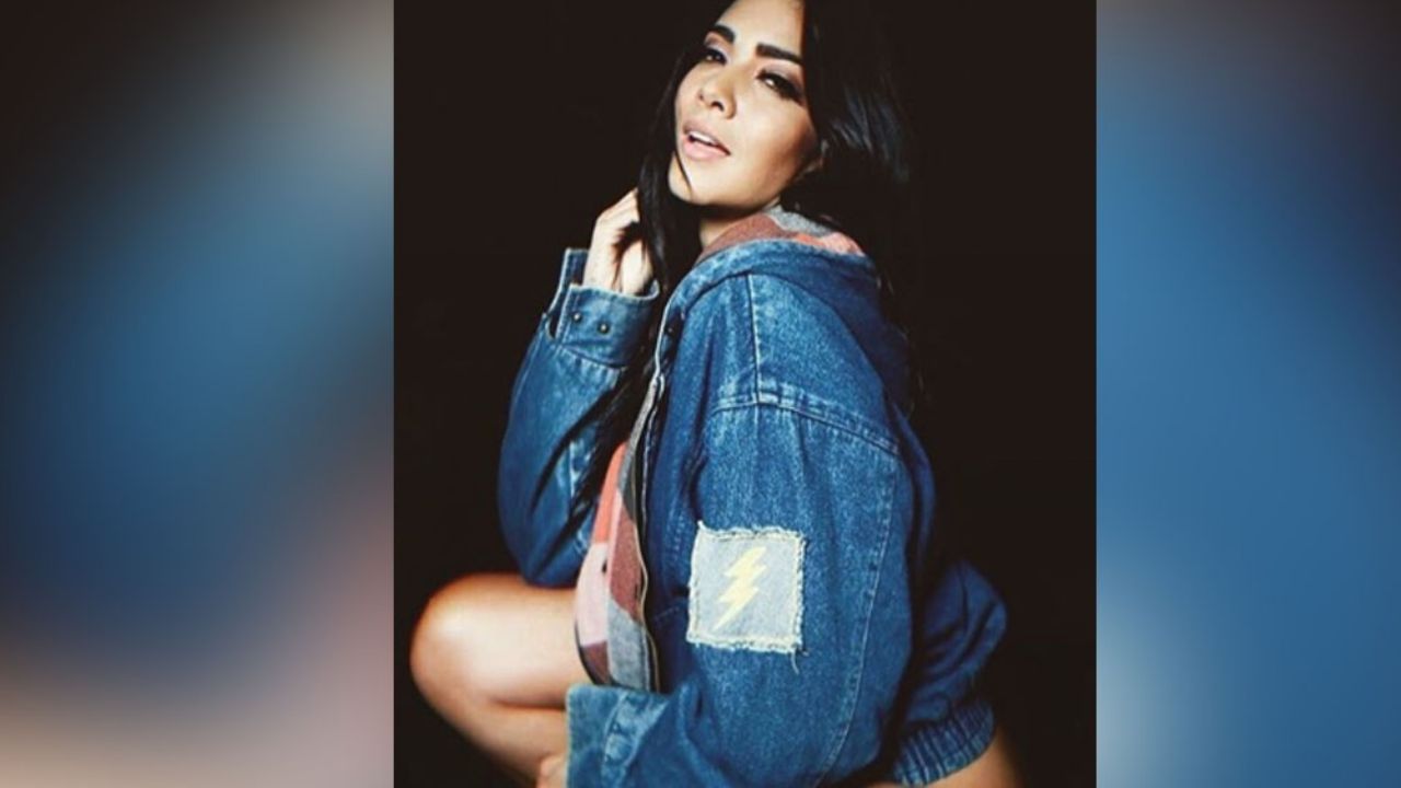 Desde el foro de Fox Sports, Érika Fernández derrocha belleza con encarnado vestido