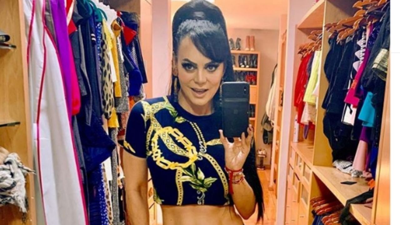 Maribel Guardia derrocha sensualidad al lucir su cinturita de avispa y piernas de infarto