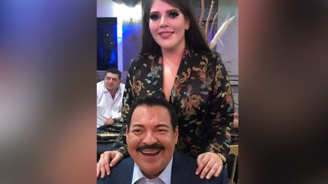 Yuliana, hija de Julio Preciado, muestra la cicatriz de su trasplante de riñón