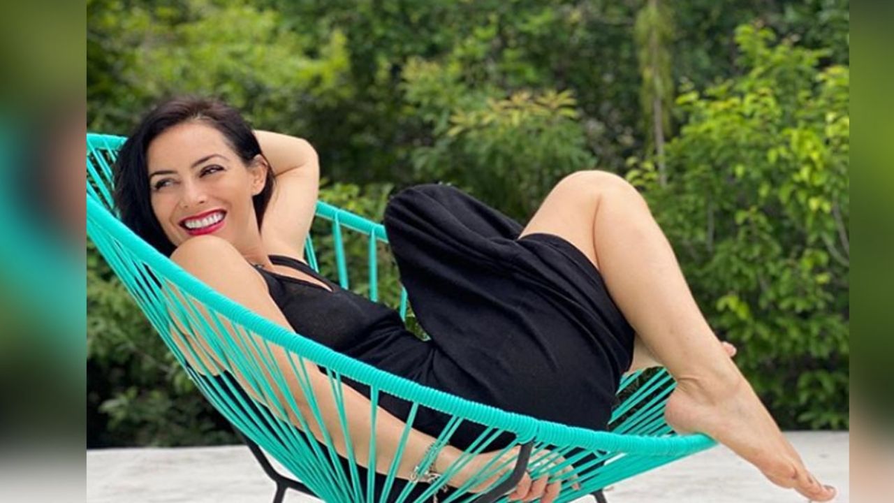 ¡Nuevo ‘look’! Claudia Lizaldi le dice adiós a las canas y “presume la depilada”