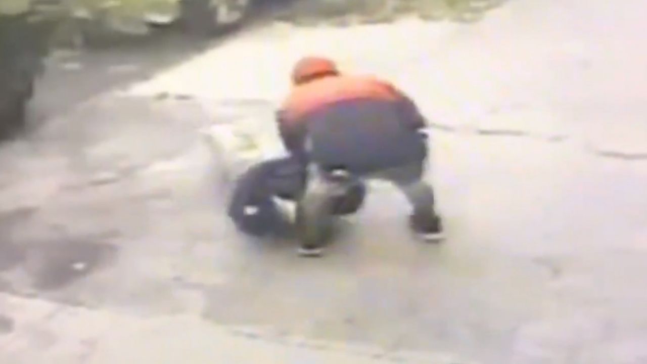 VIDEO: Anciano de 80 años es arrastrado por el suelo durante robo en NY