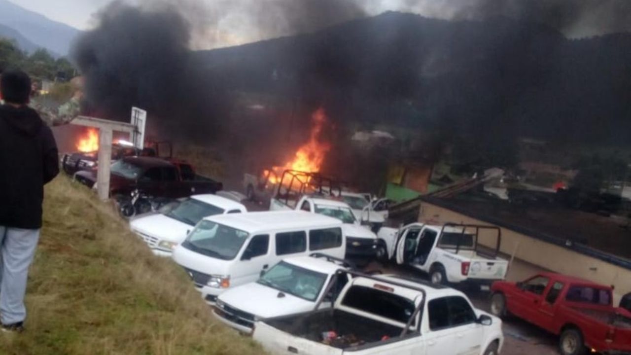 Queman al menos 5 patrullas en Cherán, Michoacán; muere joven de 24 años