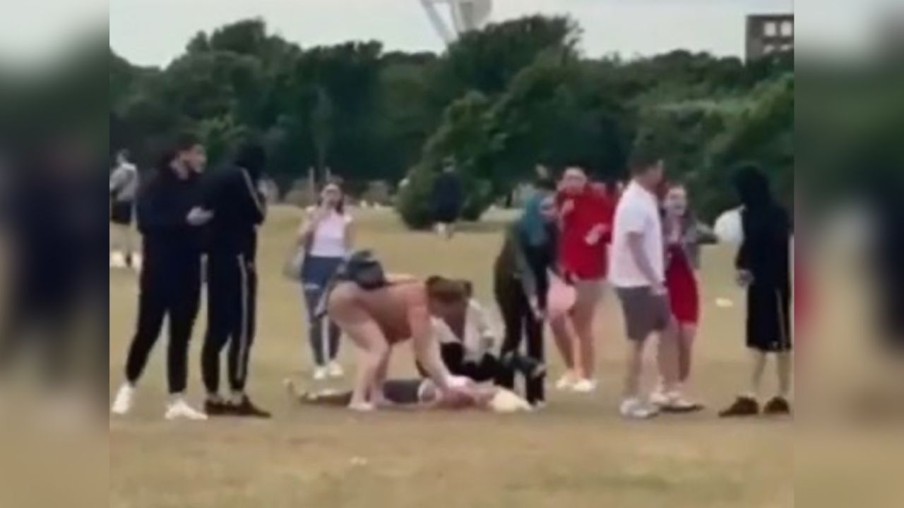 VIDEO: Mujeres agreden brutalmente a una joven ante la vista de decenas de personas