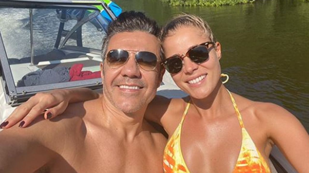 Adrián Uribe presume cuánto ha crecido la pancita de su novia con lencería negra