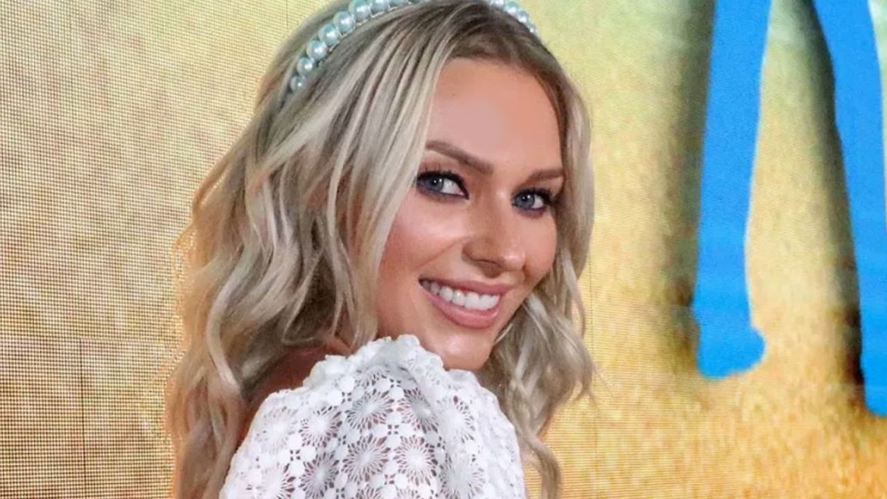 Irina Baeva le da la bienvenida al verano bajo el sol y con coqueto bikini blanco