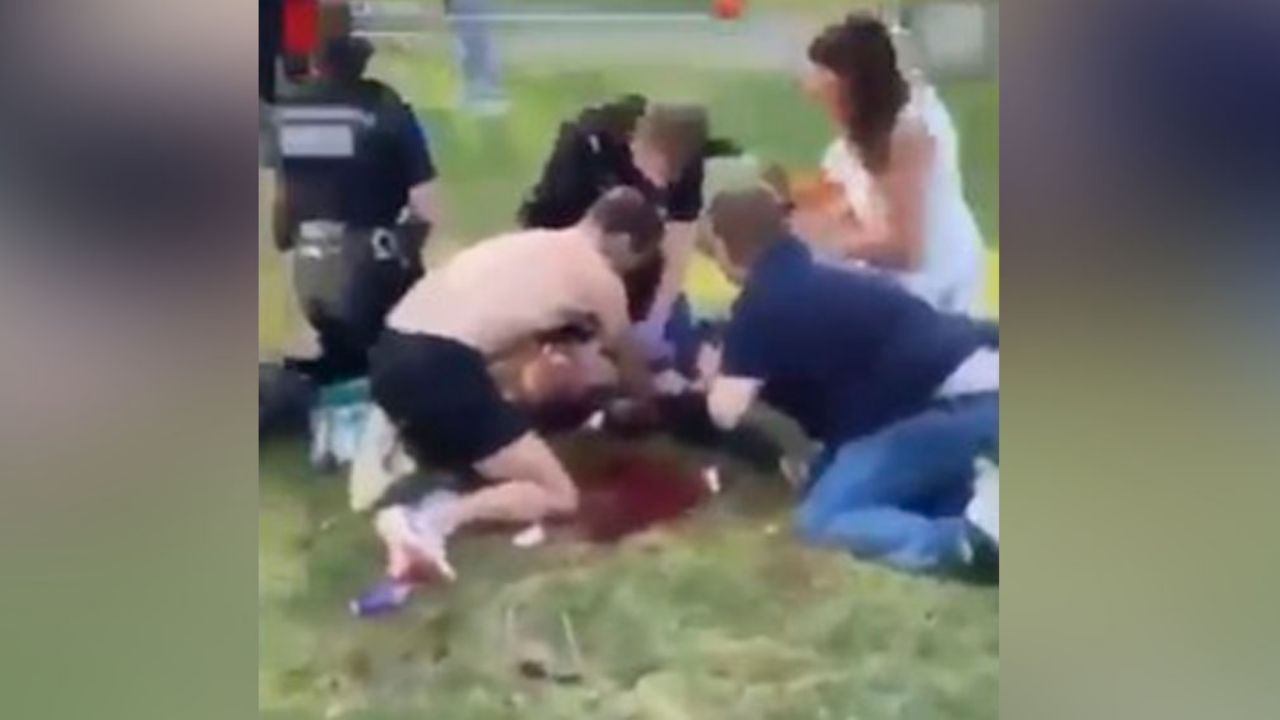 Sin piedad alguna, sujeto apuñala a un grupo de personas en parque; hay al menos 3 muertos